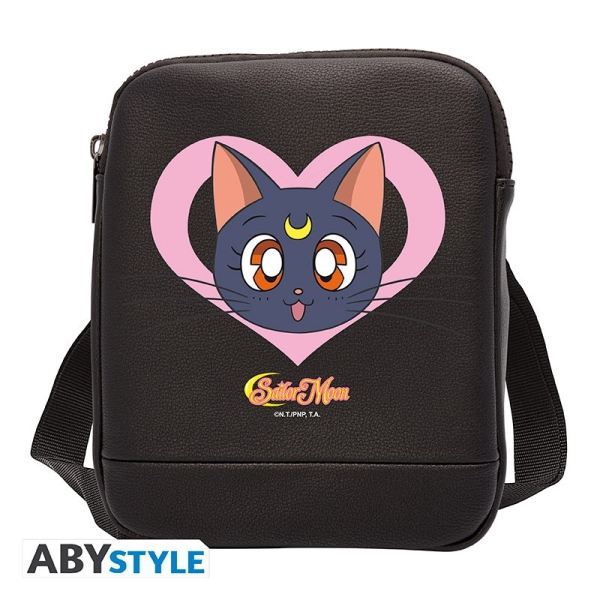 Mit dieser Sailor Moon Tasche begleitet Sie Luna, die Hüterin der Sailor Krieger überall hin. Verwenden Sie es, um zur Schule zu gehen, zu arbeiten oder einfach nur abzuhängen.